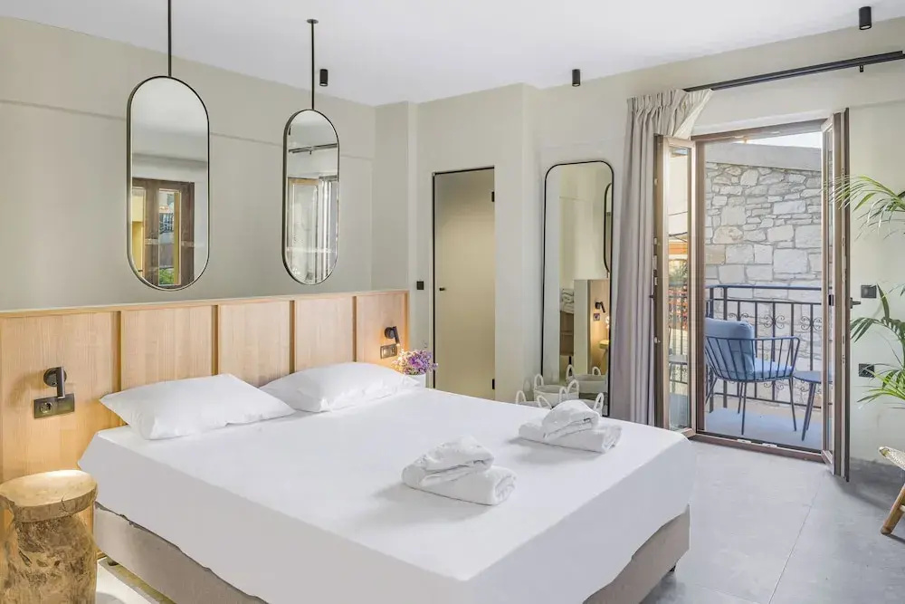 Deluxe Double room with city view (full double bed)