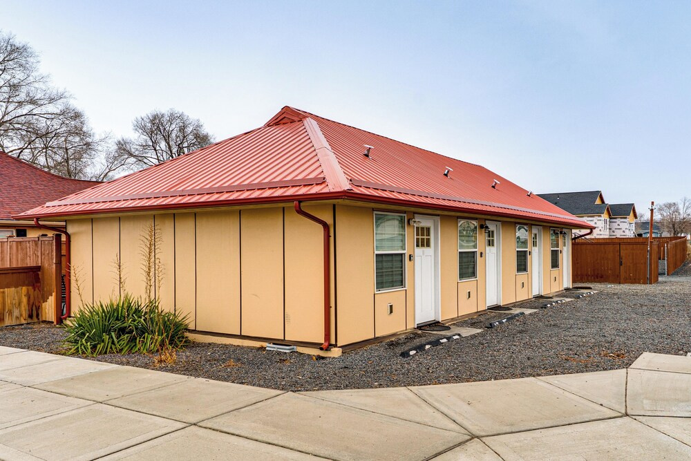 Walk to Main Ave & Soap Lake! Pet-friendly Studio