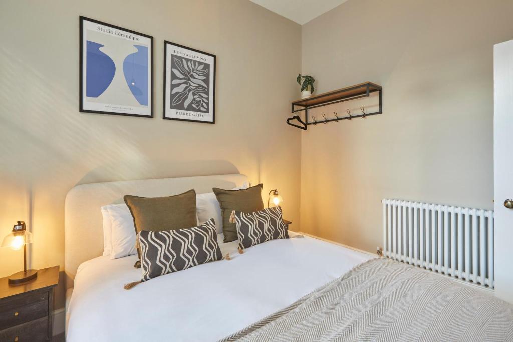 Коттедж с 5 комнатами в Host Stay Castle View