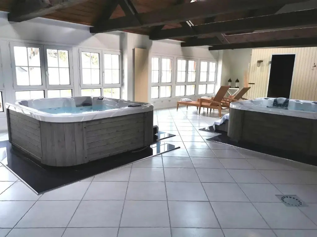 Deluxe Double room (full double bed)