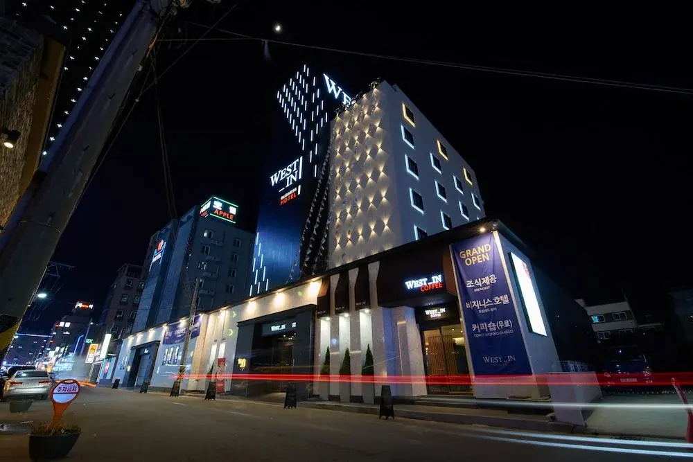 West In Hotel