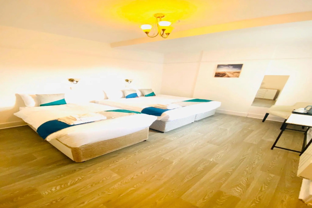Deluxe Triple room with city view