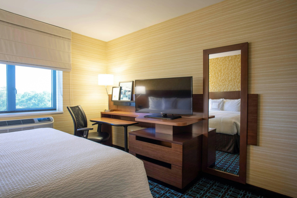 Отель Fairfield Inn & Suites New York Queens/Fresh Meadows в Нью-Йорке