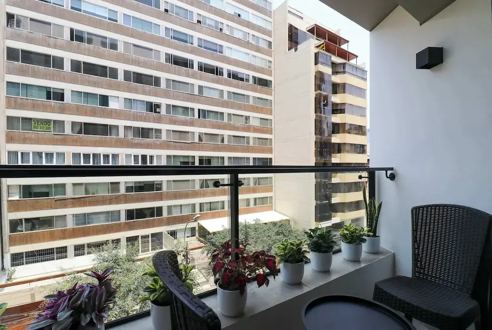 w Engaging 2BR w Balcony in Miraflores