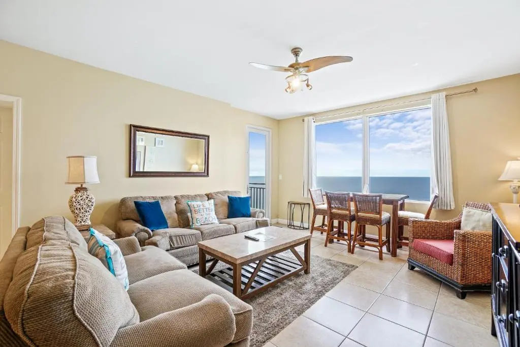 4 Bedrooms Apartment