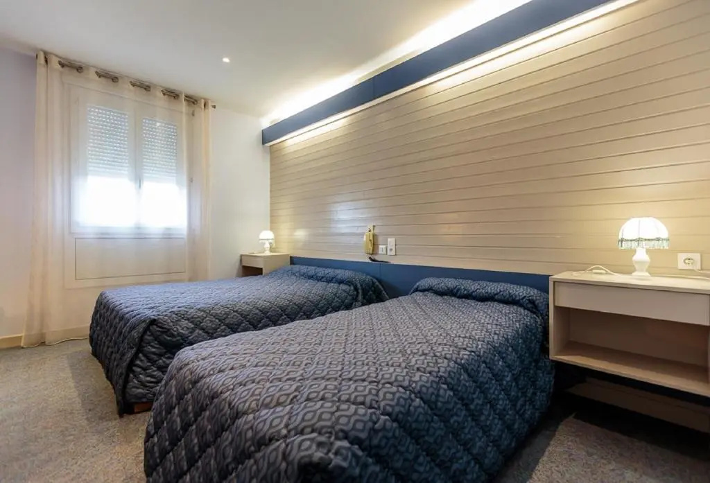 Hôtel-Restaurant La Crèche et sa piscine intérieure - Logis Hôtels - Chambres