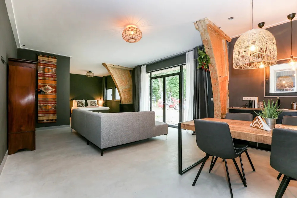 Double Basement Studio (full double bed)
