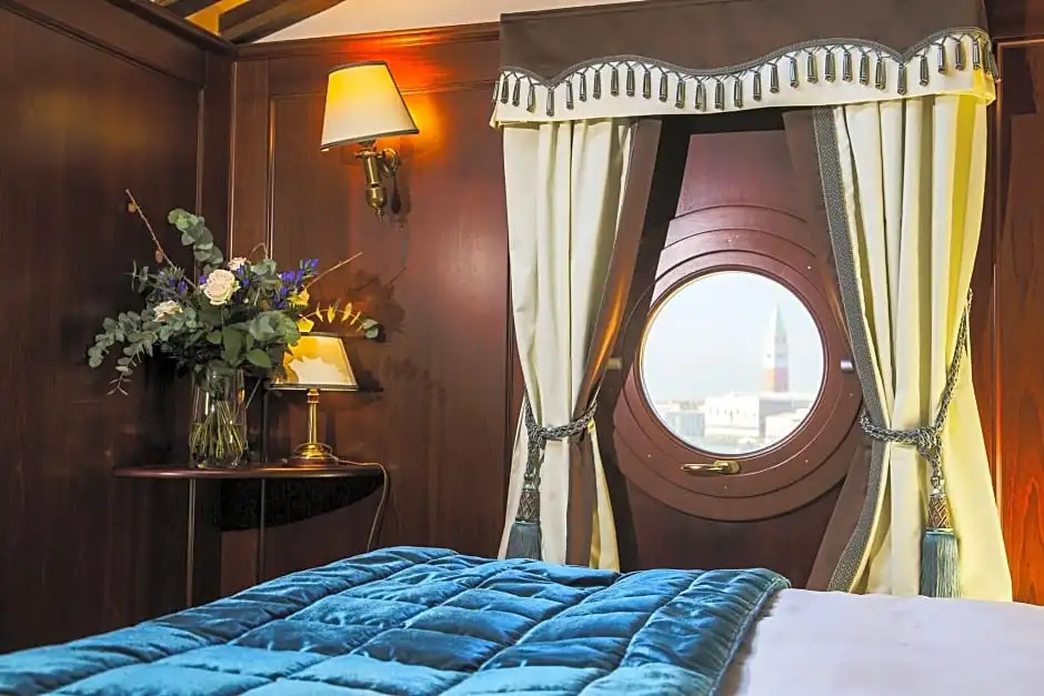 Double Suite with bay view (full double bed)