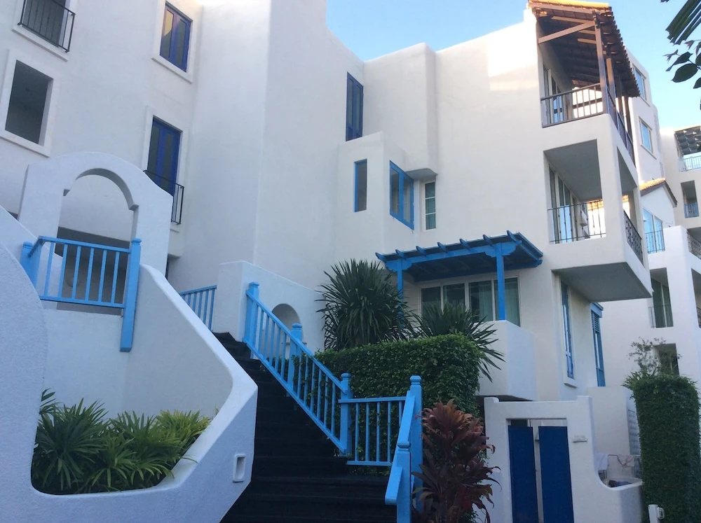 The Che Pool Access Beachfront Condo by Away — фото 1