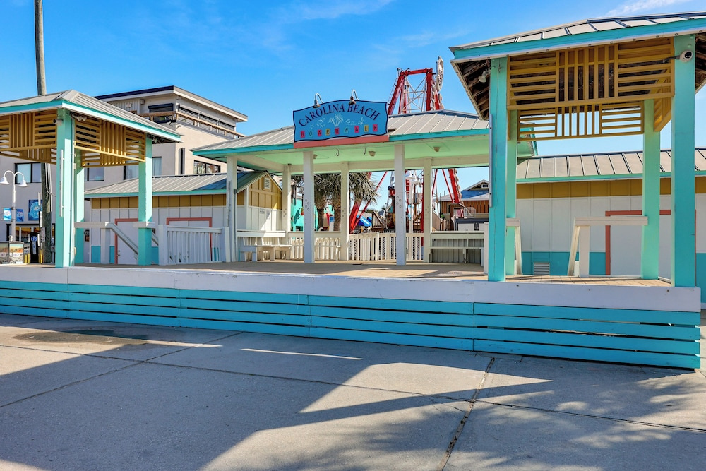Steps to Boardwalk: 2 Blocks From the Beach Access