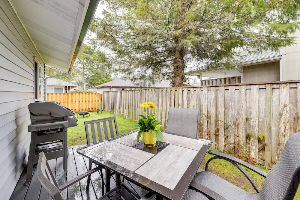 Walk to Seaside Beach: Vacation Rental Cottage!