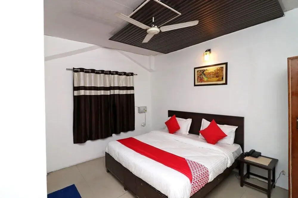 Hotel Dazzle Inn by OYO Rooms