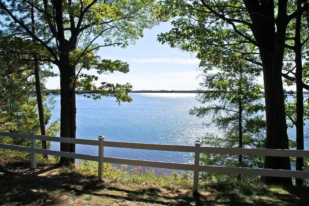 #4 - Loon's Landing 2 Bedroom Cabin by RedAwning