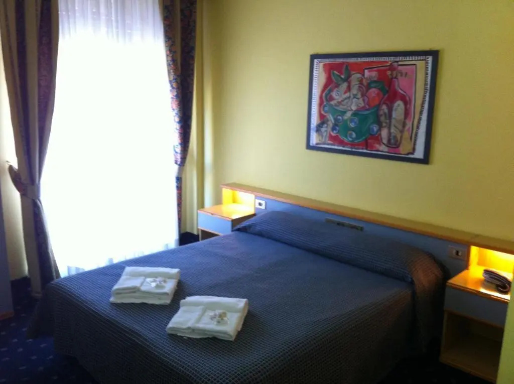 Double room (full double bed)
