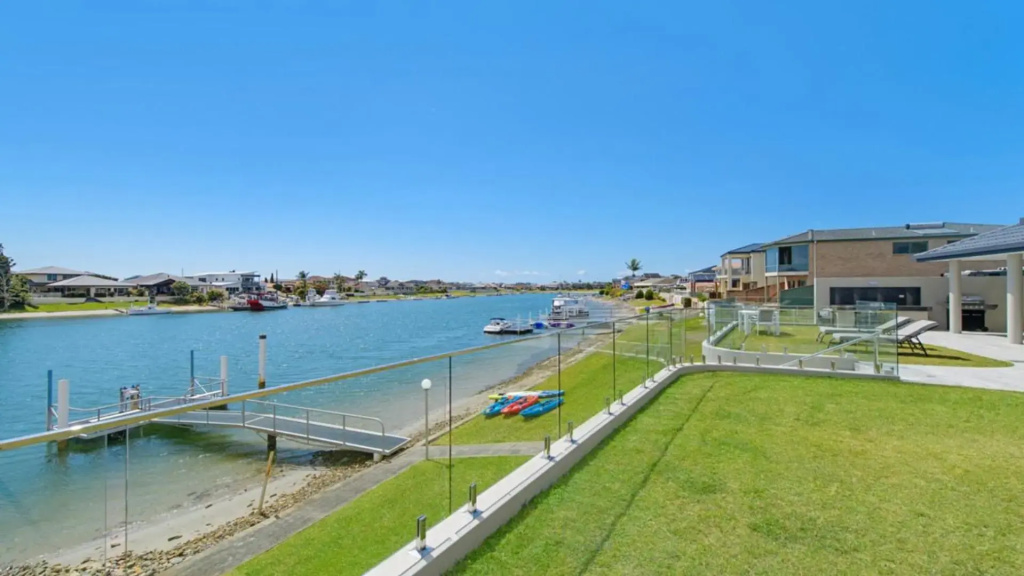 Floating On The Canals - 80 Commodore Cres