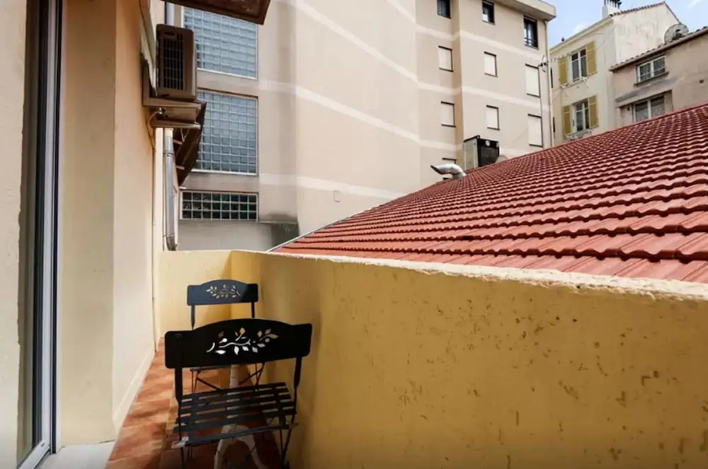 Sunny and Modern 1 Bedroom with Balcony