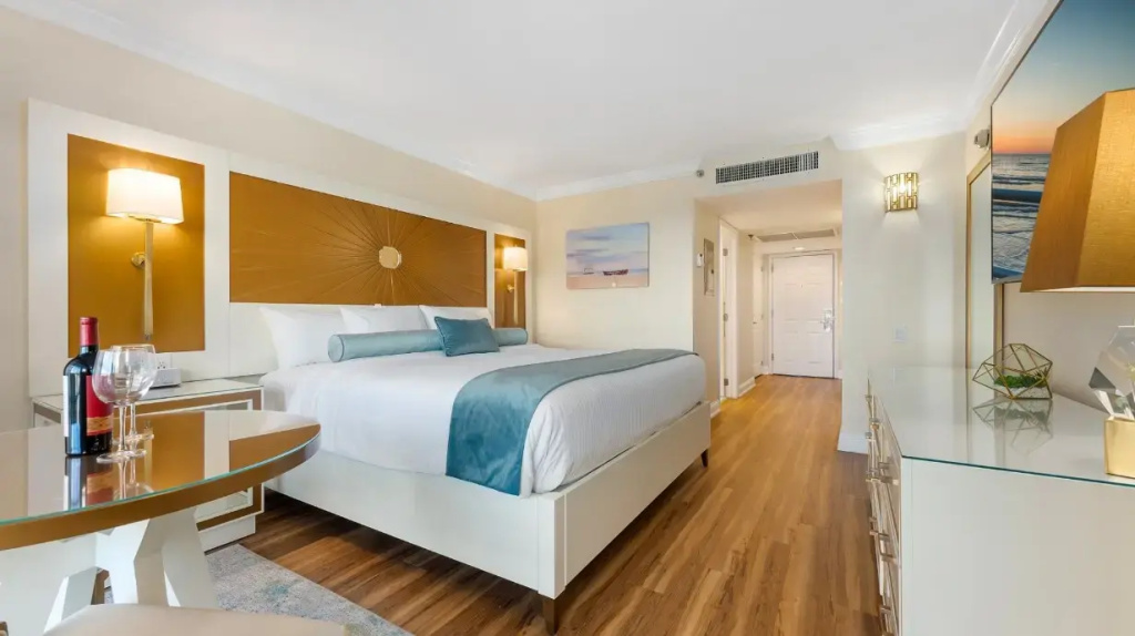 Standard Double room with city view (full double bed)