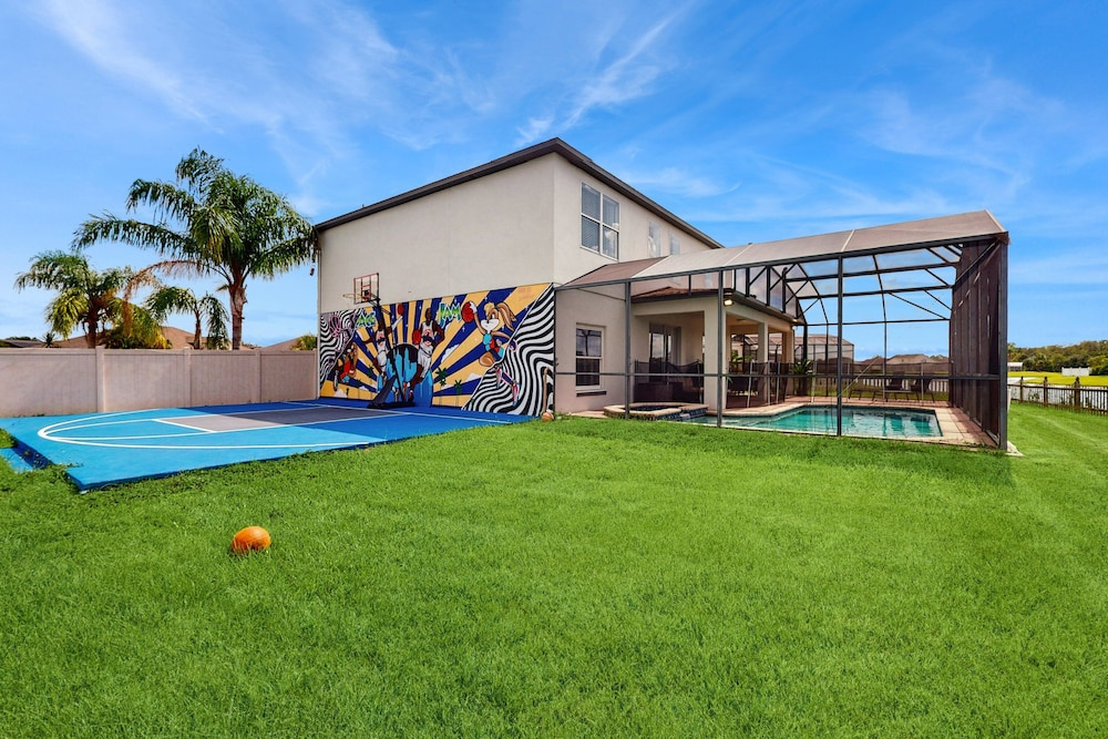 Beautiful Home With Private Pool, Game Room and Basketball Court