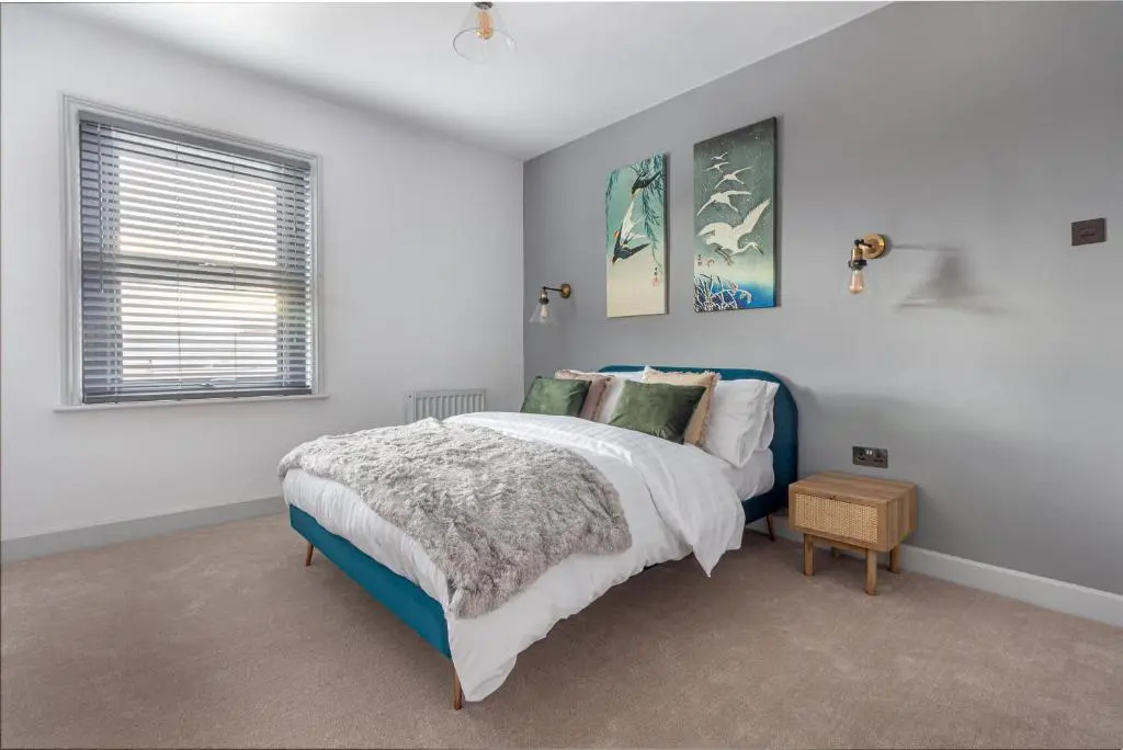 2 Bedroom House- Hereford City Centre with Parking