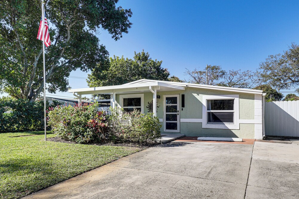 3 Mi to Las Olas Blvd: Tropical Getaway w/ Patio!
