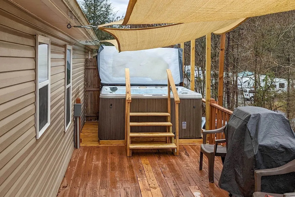 Sevierville Home w/ Hot Tub ~ 4 Mi to Dollywood!