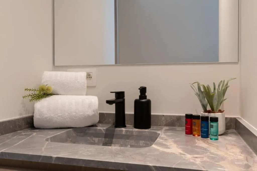 Stunning fully renovated apartment in the shopping street of Knokke with 1 parking