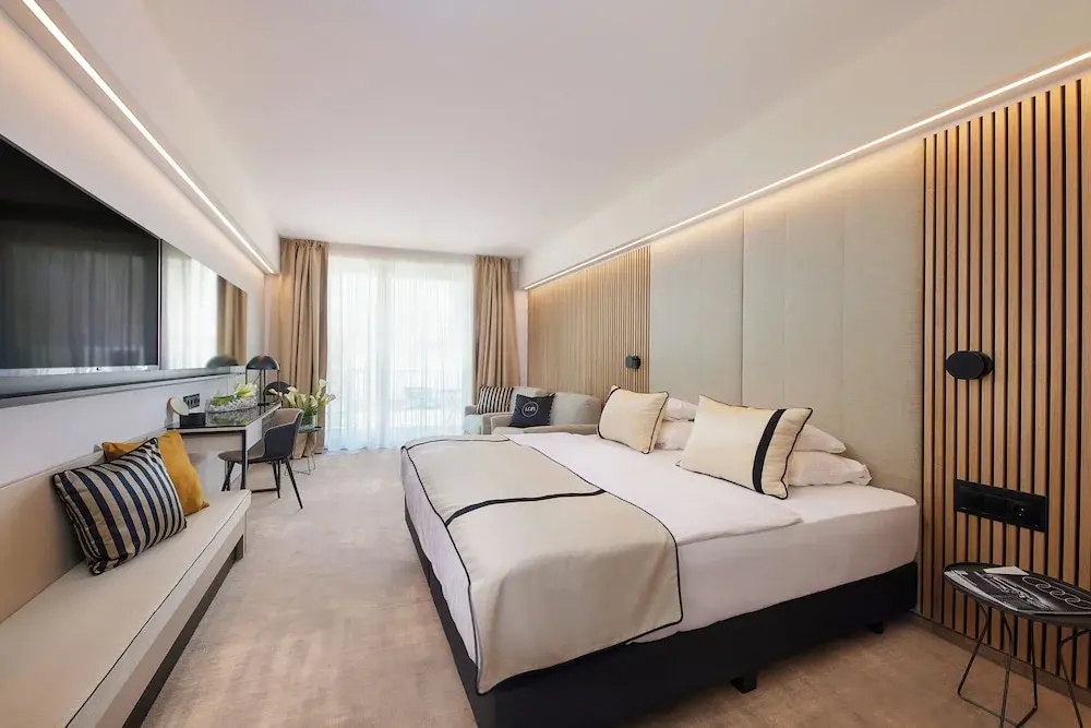 Deluxe room with balcony and with harbour view
