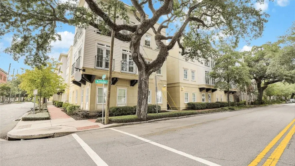 Sleeps 28 4 Suites in Walkable Historic District The Juliette by Avantstay