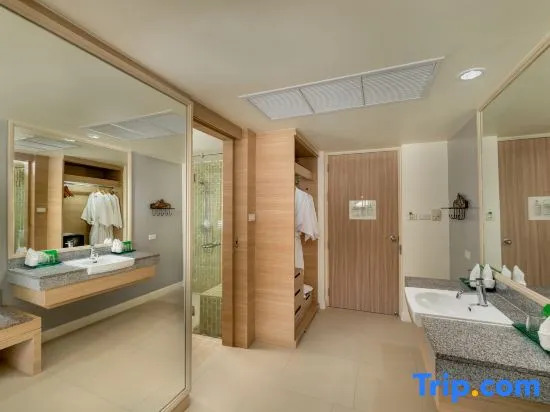 Двухместный семейный номер Premier двухъярусная кровать в The Briza Beach Resort Khaolak