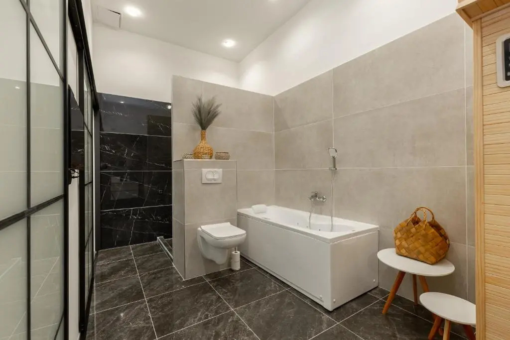 SUPER CENTRAL 2BR-2BT with Balcony&View&Sauna&Jacuzzi