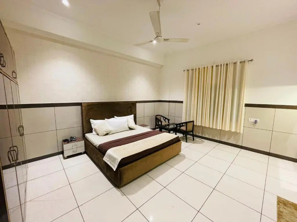 Deluxe Double room (full double bed)