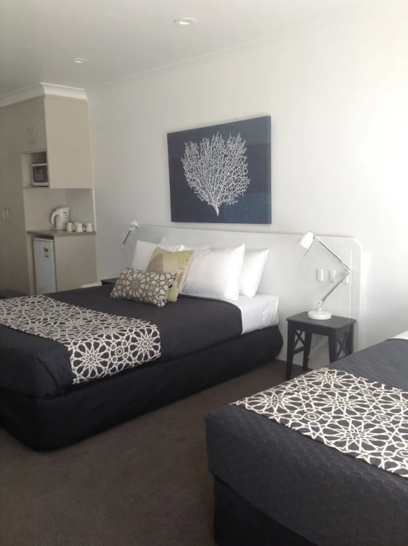 1 Bedroom Standard Family room with courtyard view