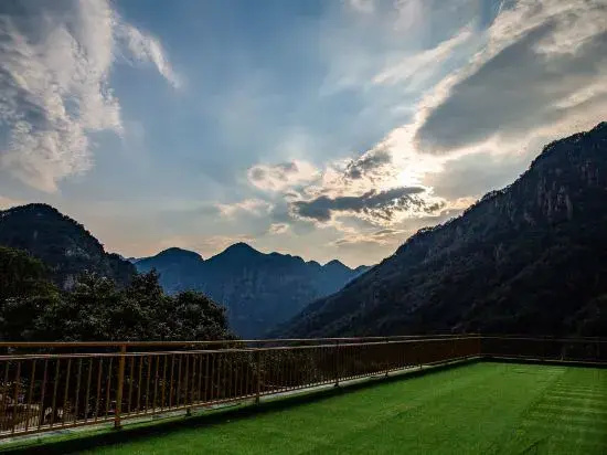 Xiangbo Bowen Travel Has A Mining Homestay At Home
