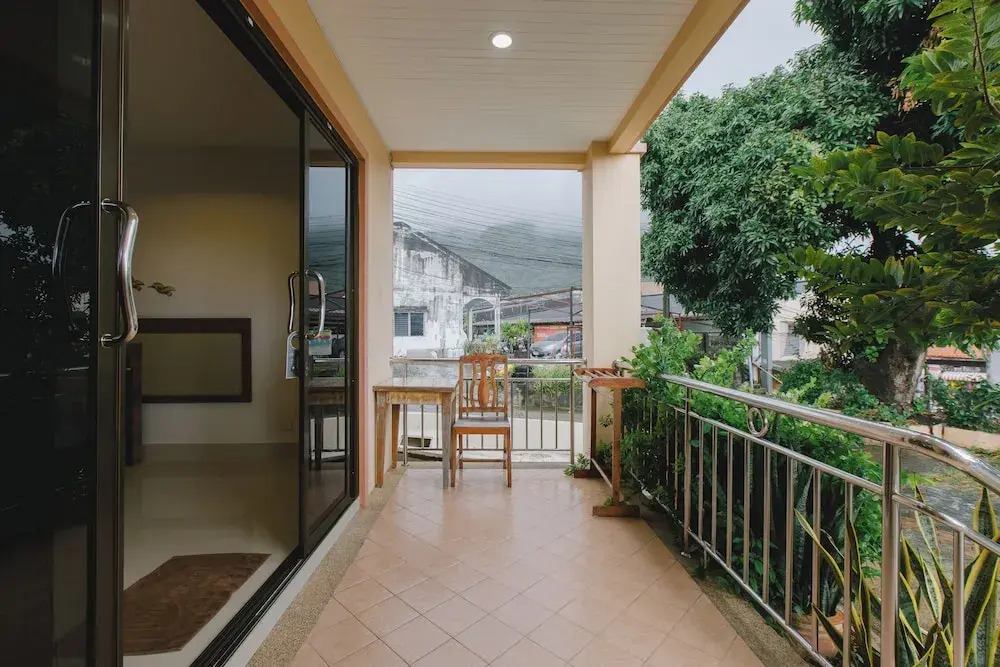Трёхместная студия с балконом в Kataonsea Bungalows