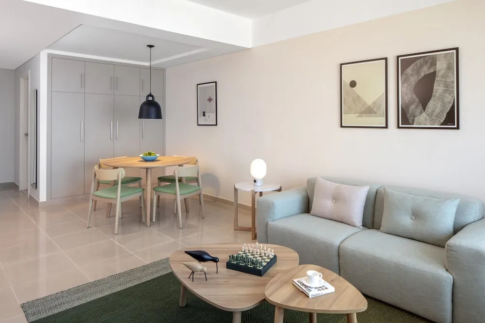 Четырёхместный люкс с 2 комнатами с видом на море в Staybridge Suites Dubai Financial Centre