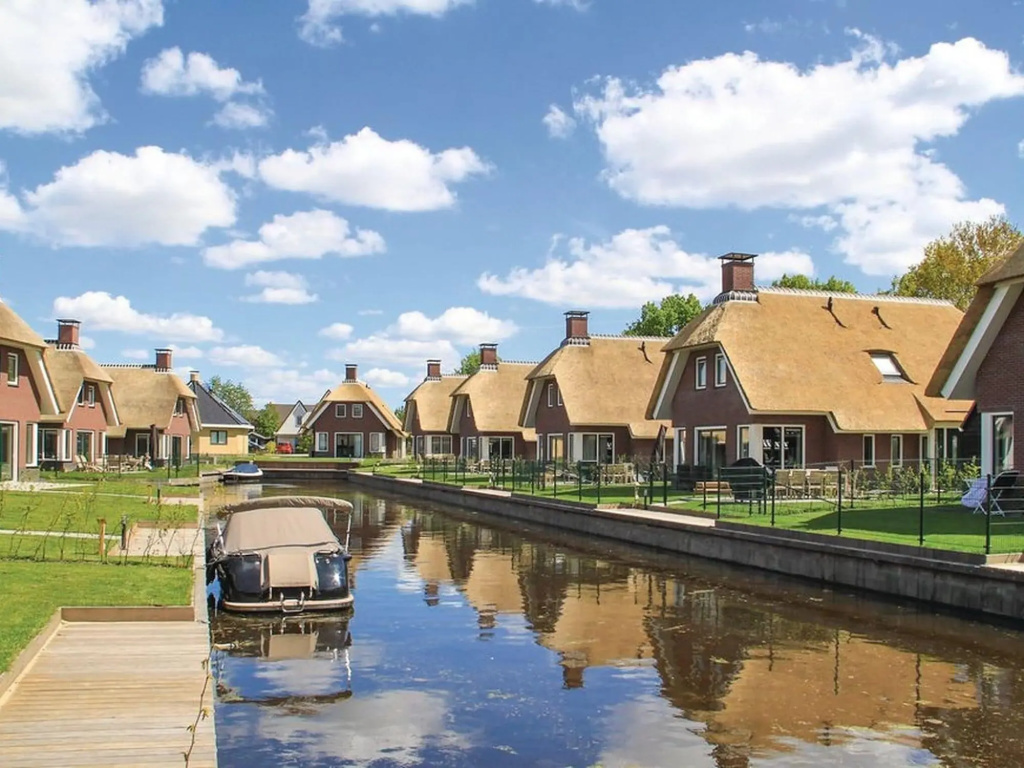 Wellness villa with sauna, at a holiday park on the water in Friesland