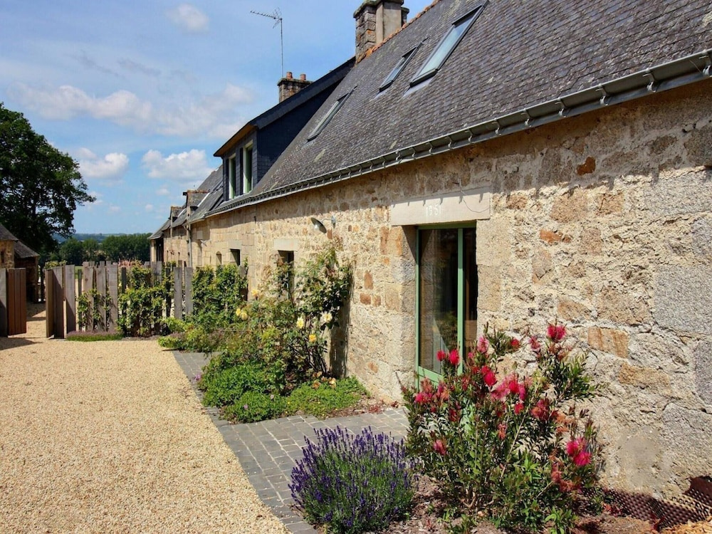 Stunning Holiday Cottage in Neulliac