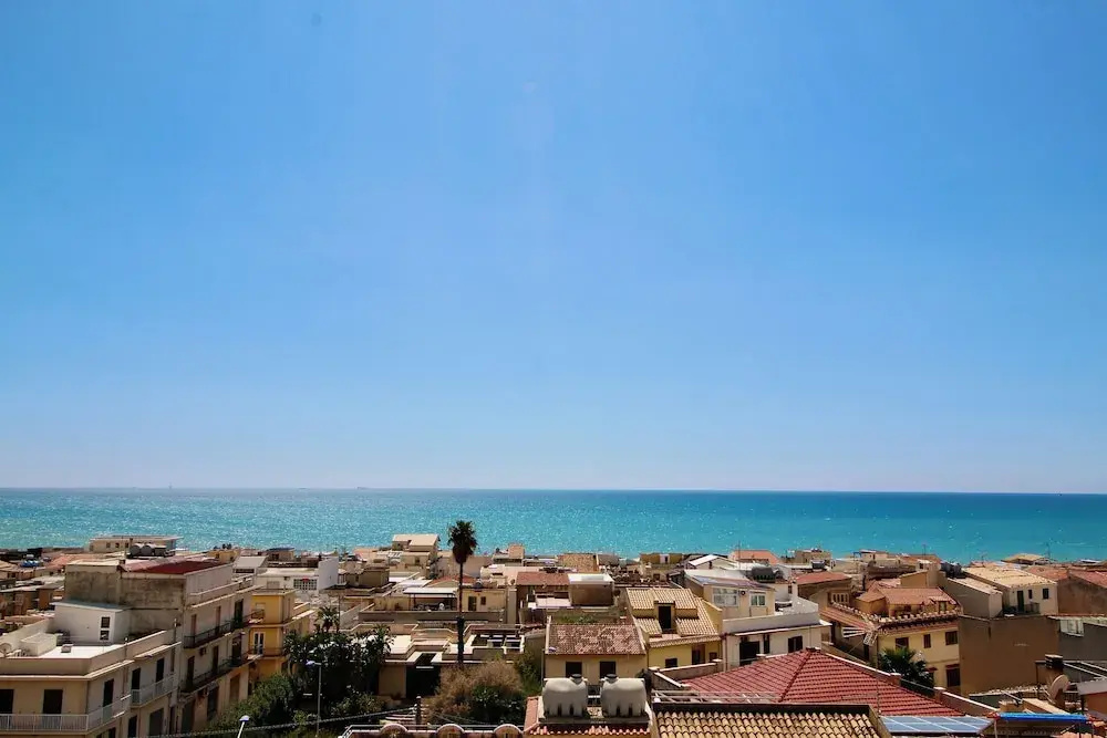 Sicilian Apt in Donnalucata-sleeps 4- 2 Min Beach