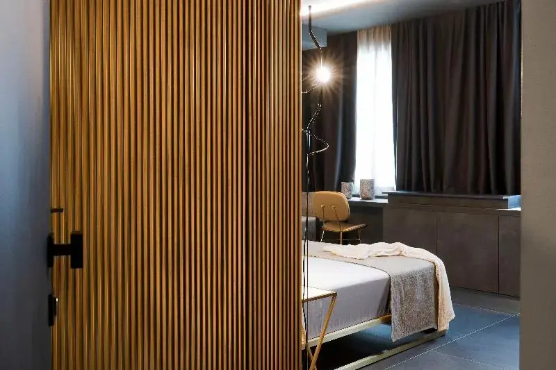 Deluxe Double room (full double bed)