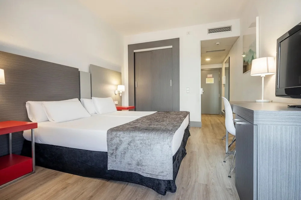 Business Double room with balcony (full double bed)