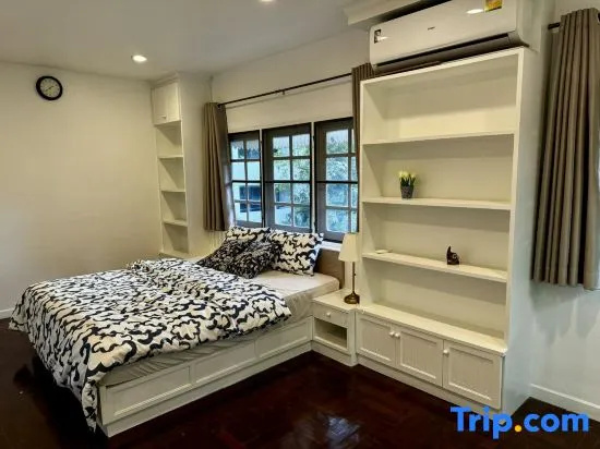 Deluxe Double room (full double bed)