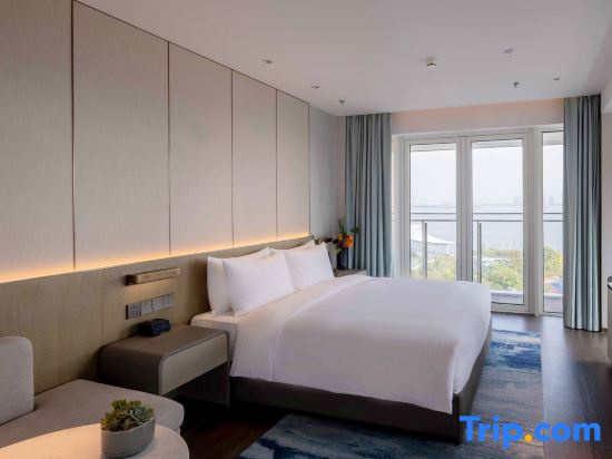 Premier Double room with balcony and with lake view (full double bed)