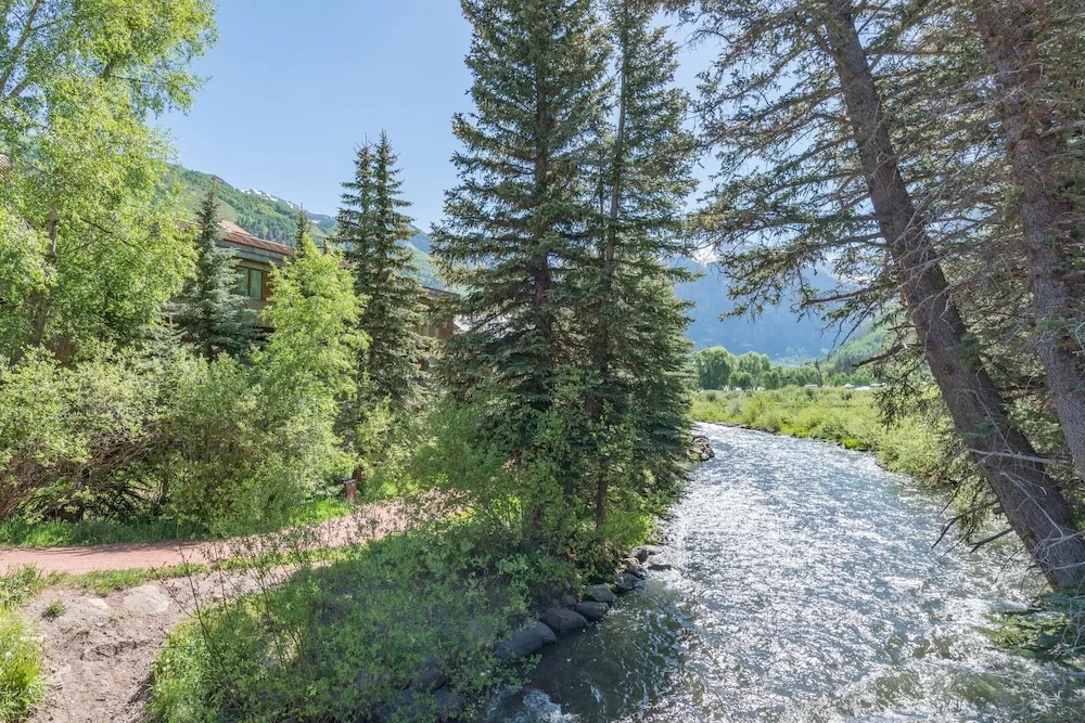 Ghostriders 10 by Avantstay Penthouse Suite w/ Large Patio & Mountain Views!
