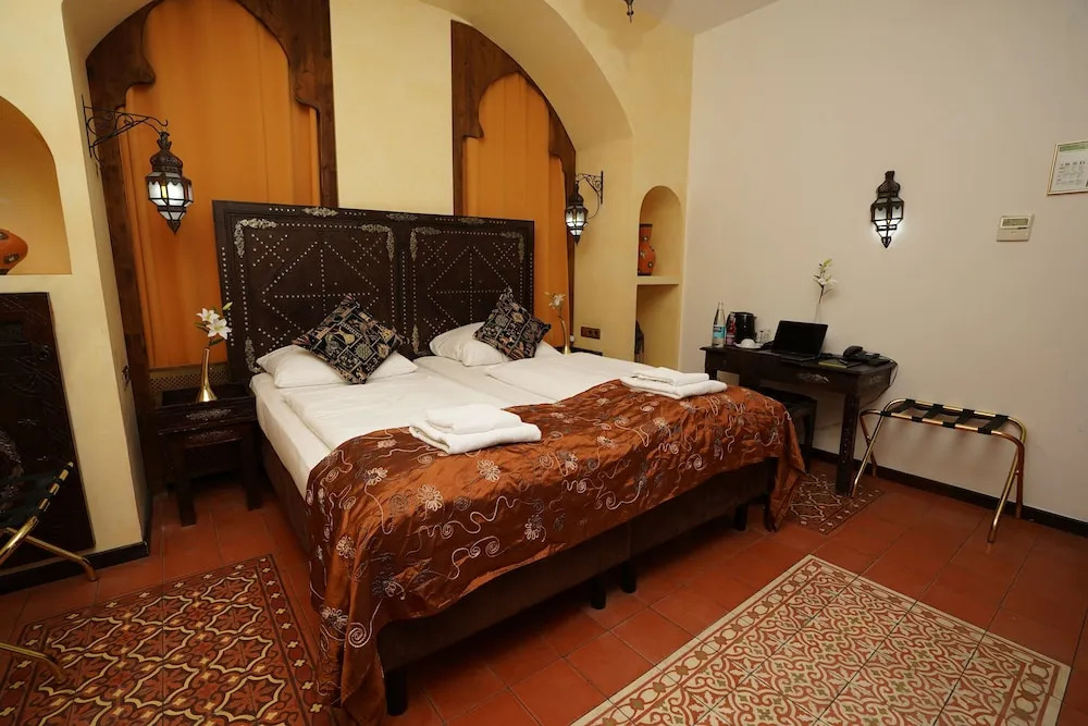 Двухместный номер Superior с видом на сад двуспальная кровать в Hotel Villa Oriental & Restaurant
