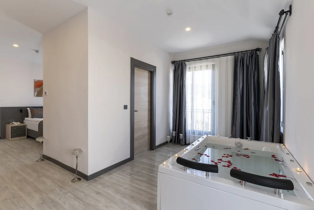 Standard Double room with city view (full double bed)