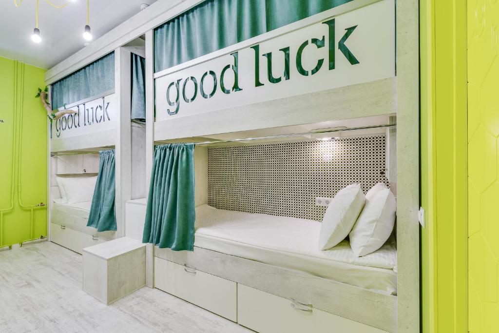 Кровать в общем номере (женский номер) в Good luck