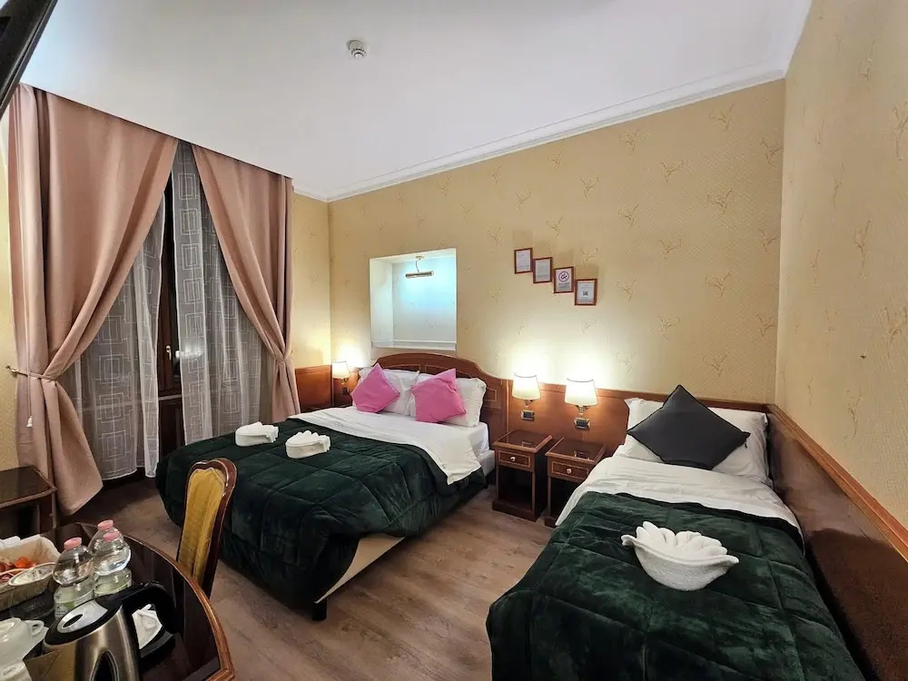 Deluxe Triple room with city view