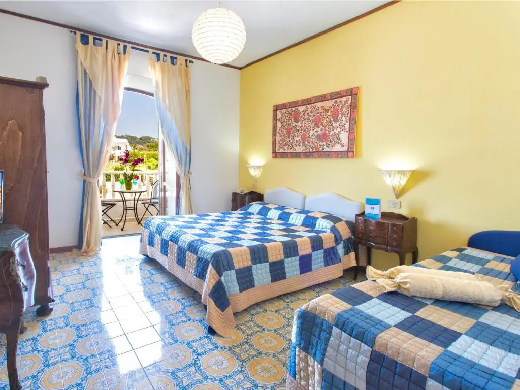 Standard Triple room