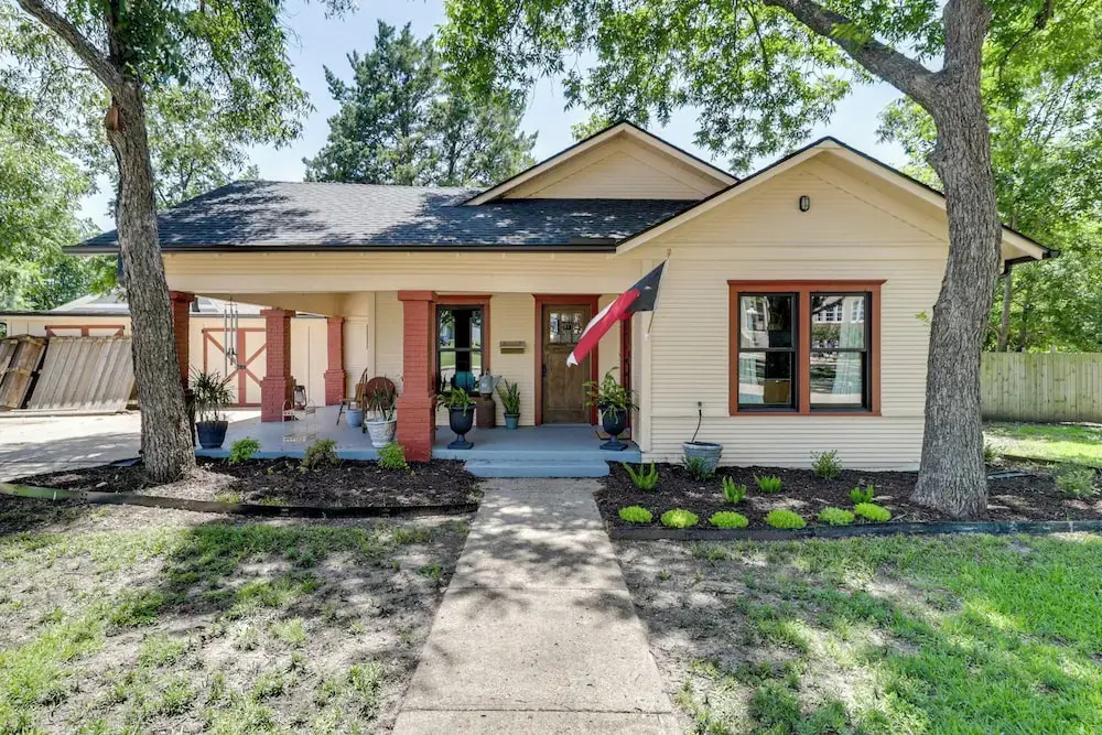 1925 Craftsman Bungalow - 1 Mi to Dtwn Waxahachie!