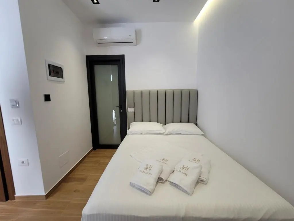 Deluxe Double room (full double bed)